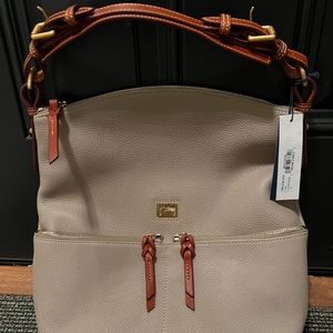 BNWT Dooney and Bourke pebbled leather Medium Pocket Sac in Taupe.